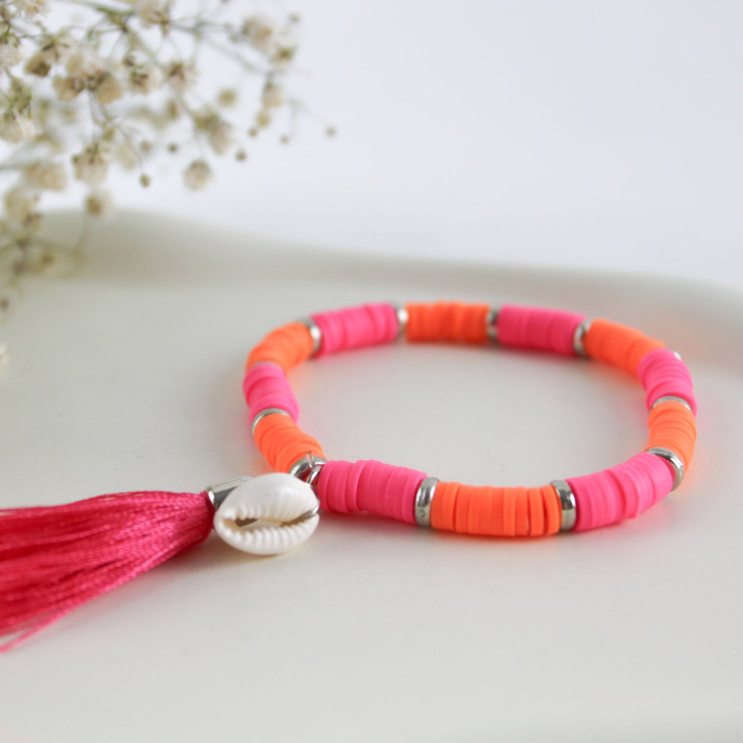 Sunset Shell – Katsuki-Armband in Neon-Pink und Orange mit Kauri-Muschel
