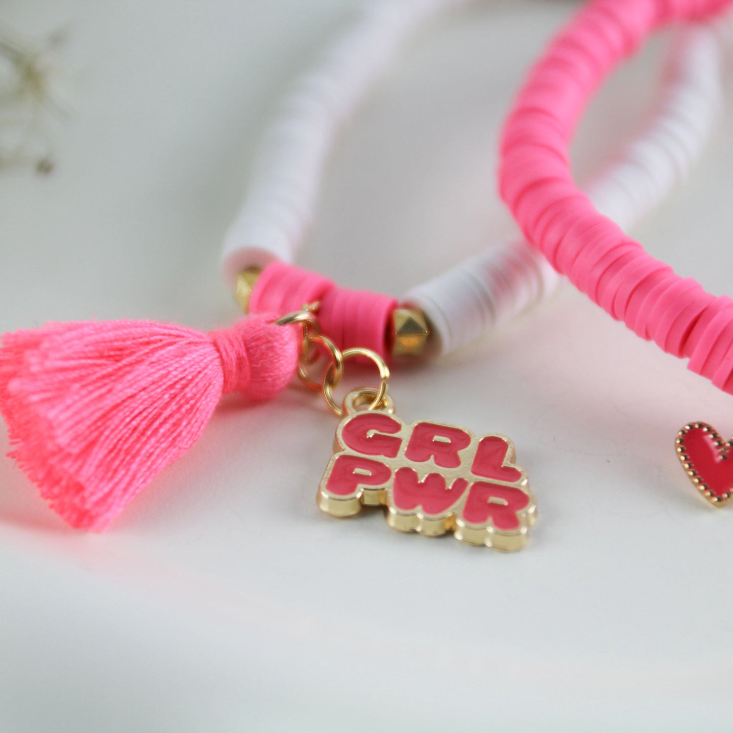 Girl Power – Katsuki 2er-Armbandset in Weiß und Neon-Pink