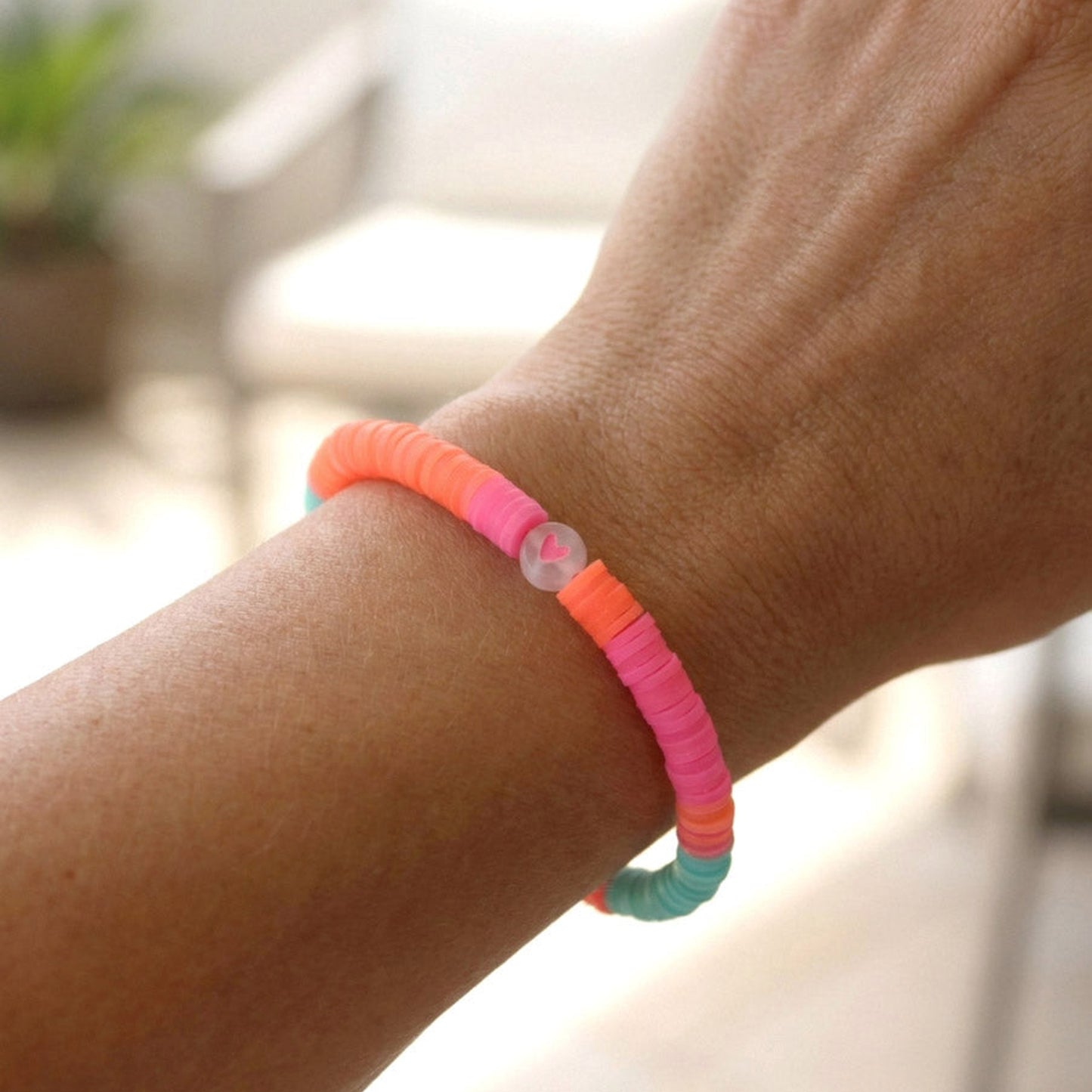 Neon Sweetheart – Katsuki-Armband in Pink und Orange mit Herzperle