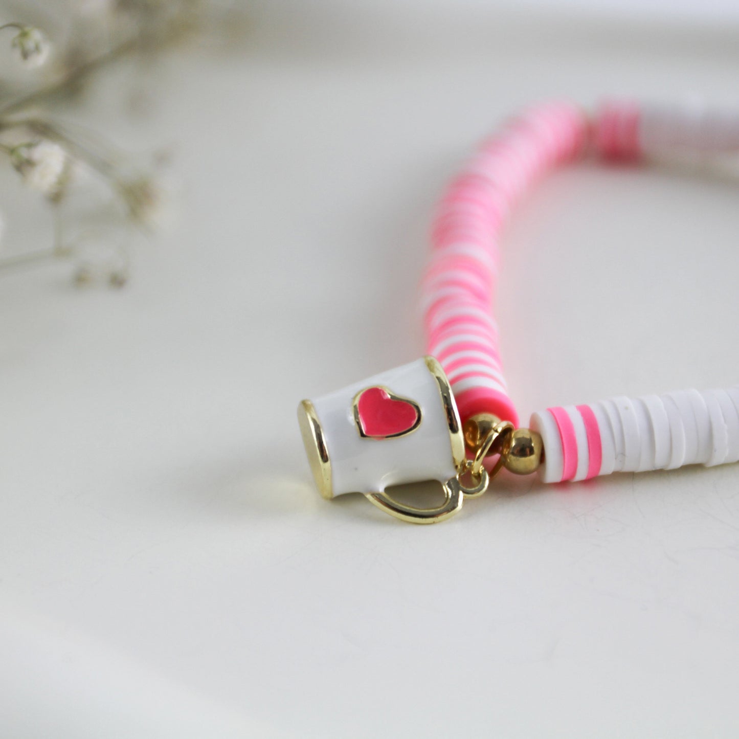 Café Amour – Katsuki-Armband in Rosa-Weiß mit Herz-Tasse