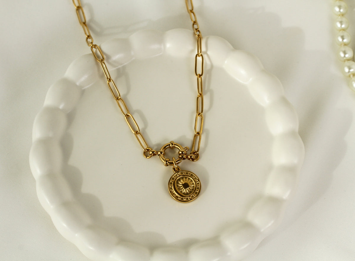 Solaris Medallion – Goldfarbene Halskette mit Sonnenmedaillon