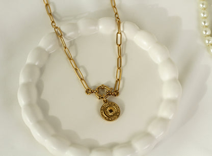 Solaris Medallion – Goldfarbene Halskette mit Sonnenmedaillon