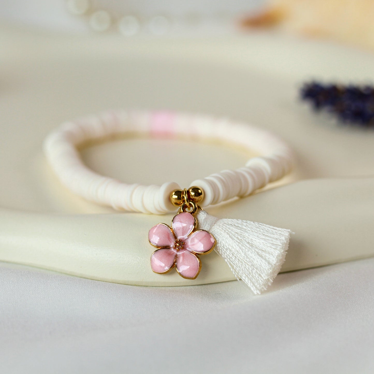 Sakura Blush – Weißes Katsuki-Armband mit Blüten-Anhänger
