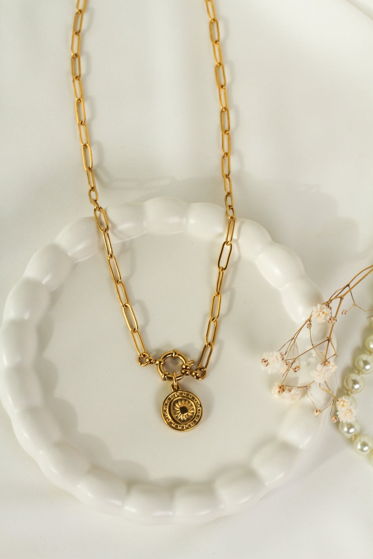 Solaris Medallion – Goldfarbene Halskette mit Sonnenmedaillon