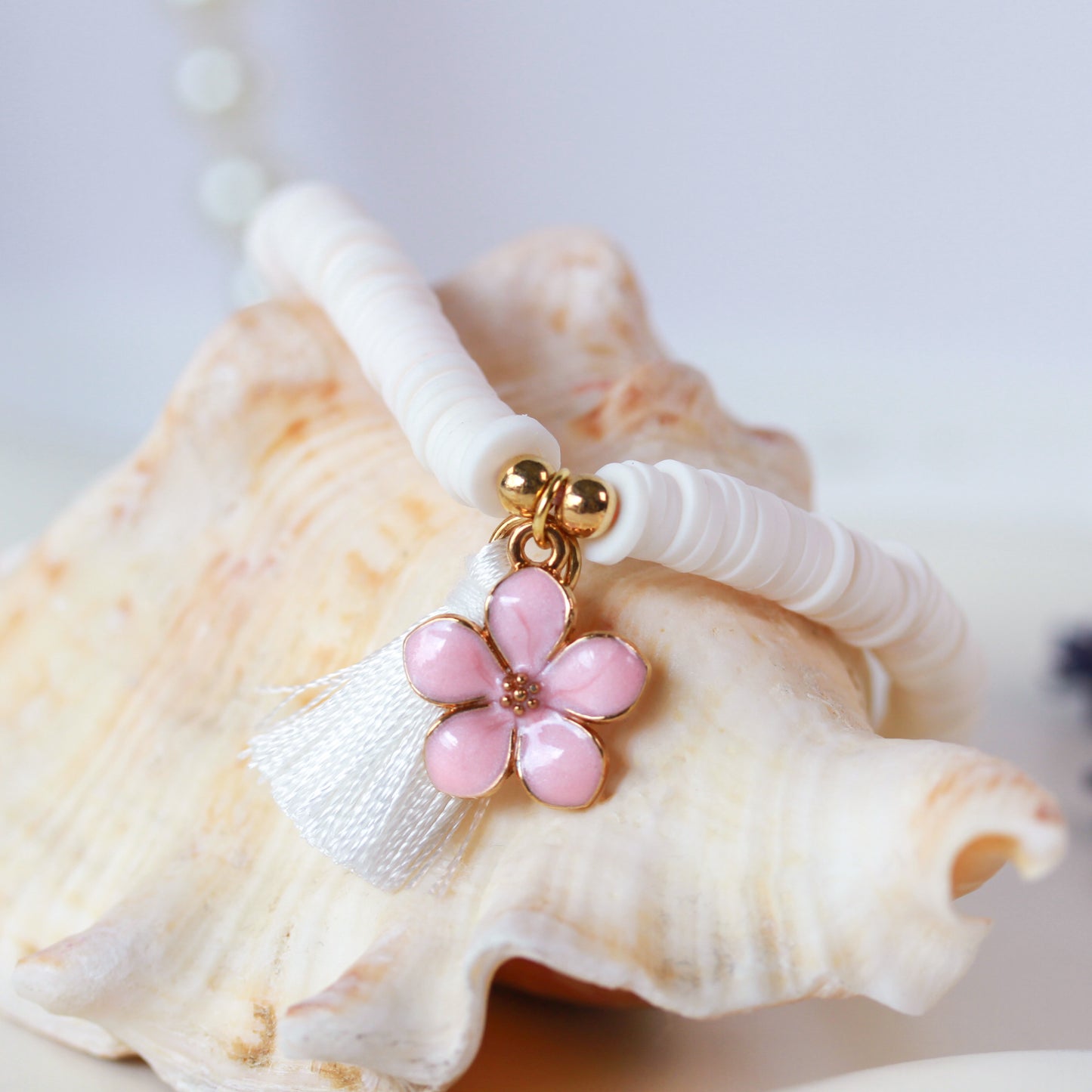 Sakura Blush – Weißes Katsuki-Armband mit Blüten-Anhänger