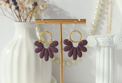 Marlen Florals – Matte Blüten-Ohrringe mit Goldring