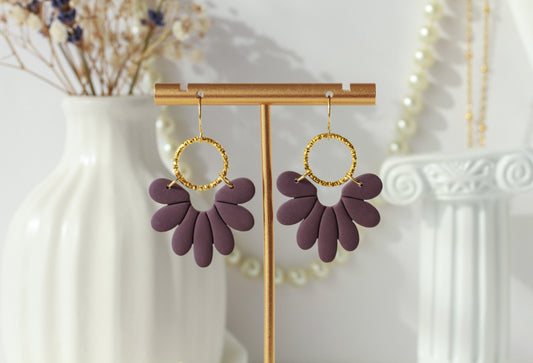 Marlen Florals – Matte Blüten-Ohrringe mit Goldring