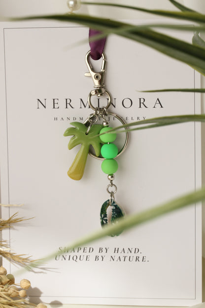 Palm Breeze – Schlüsselanhänger & Bag Charm in Grün mit Palmenanhänger