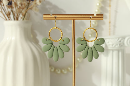 Marlen Florals – Matte Blüten-Ohrringe mit Goldring