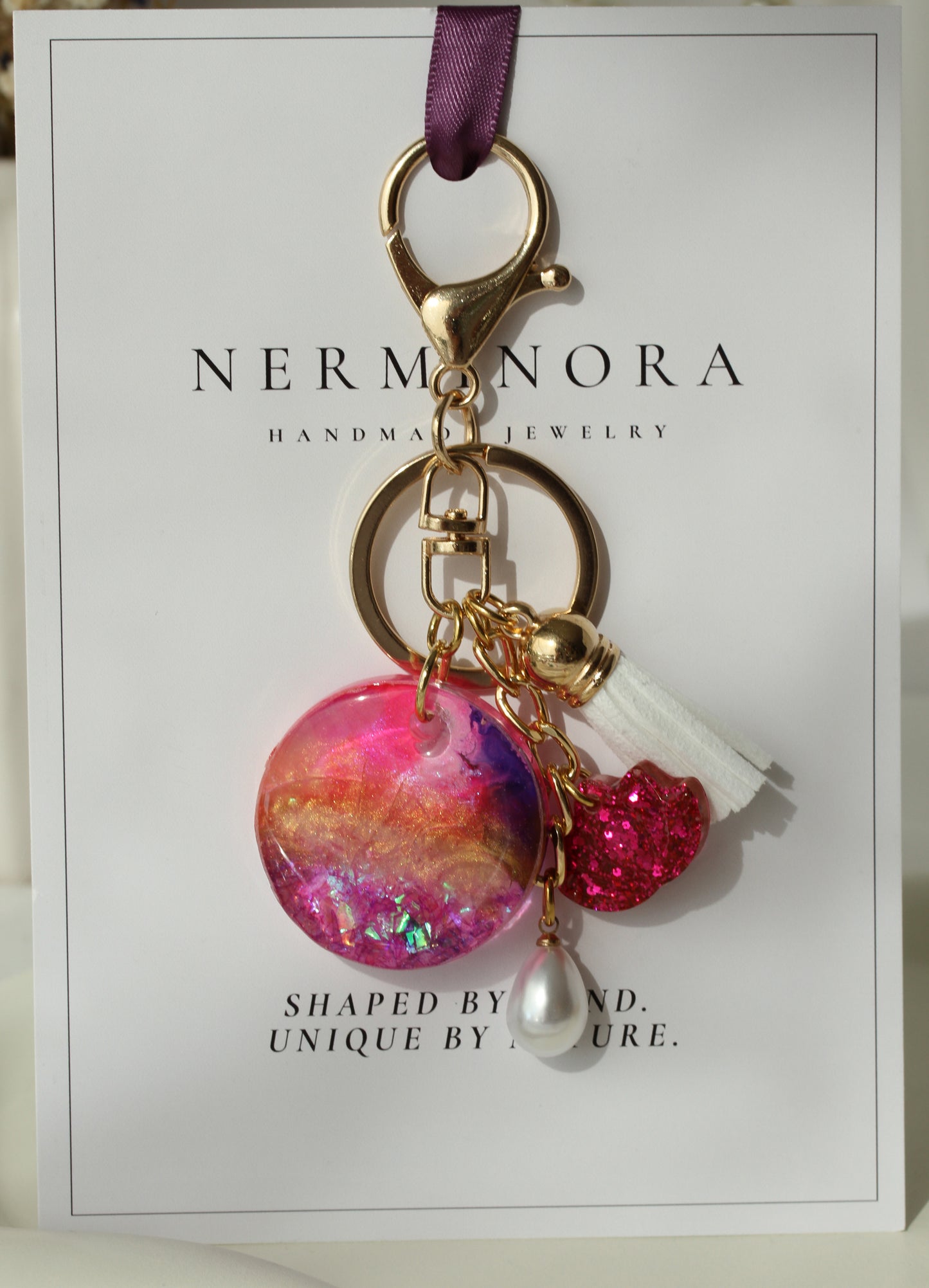 Hemera – Schlüsselanhänger & Bag Charm in Pink und Gold mit Resin-Anhänger
