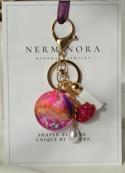 Hemera – Schlüsselanhänger & Bag Charm in Pink und Gold mit Resin-Anhänger