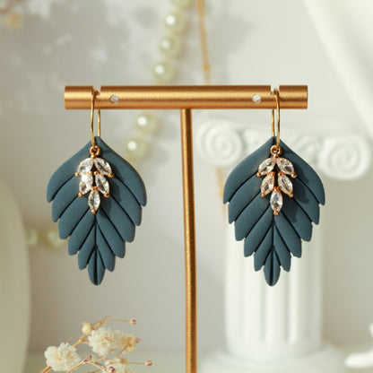 Dewlight Leaf – Matte Blatt-Ohrringe mit Kristallakzent