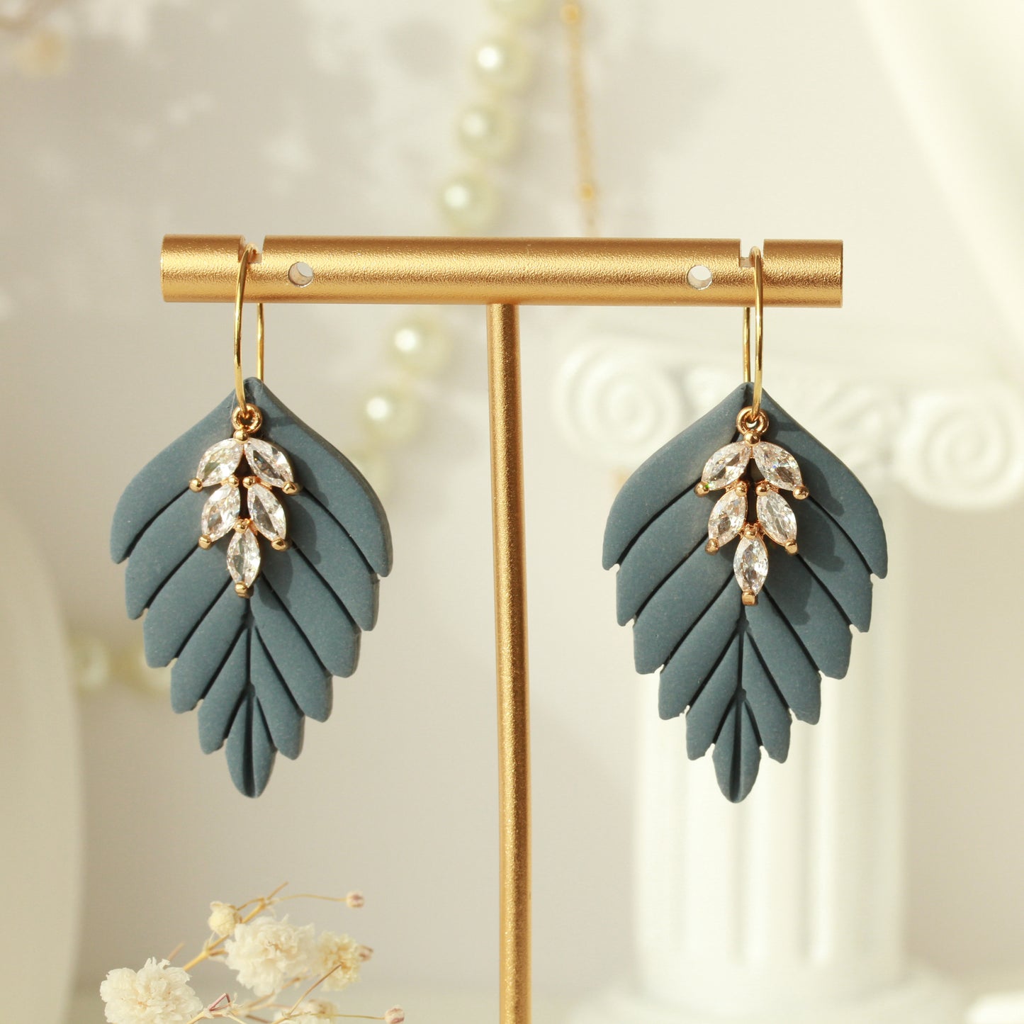Dewlight Leaf – Matte Blatt-Ohrringe mit Kristallakzent