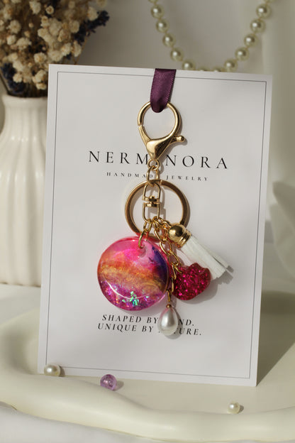 Hemera – Schlüsselanhänger & Bag Charm in Pink und Gold mit Resin-Anhänger