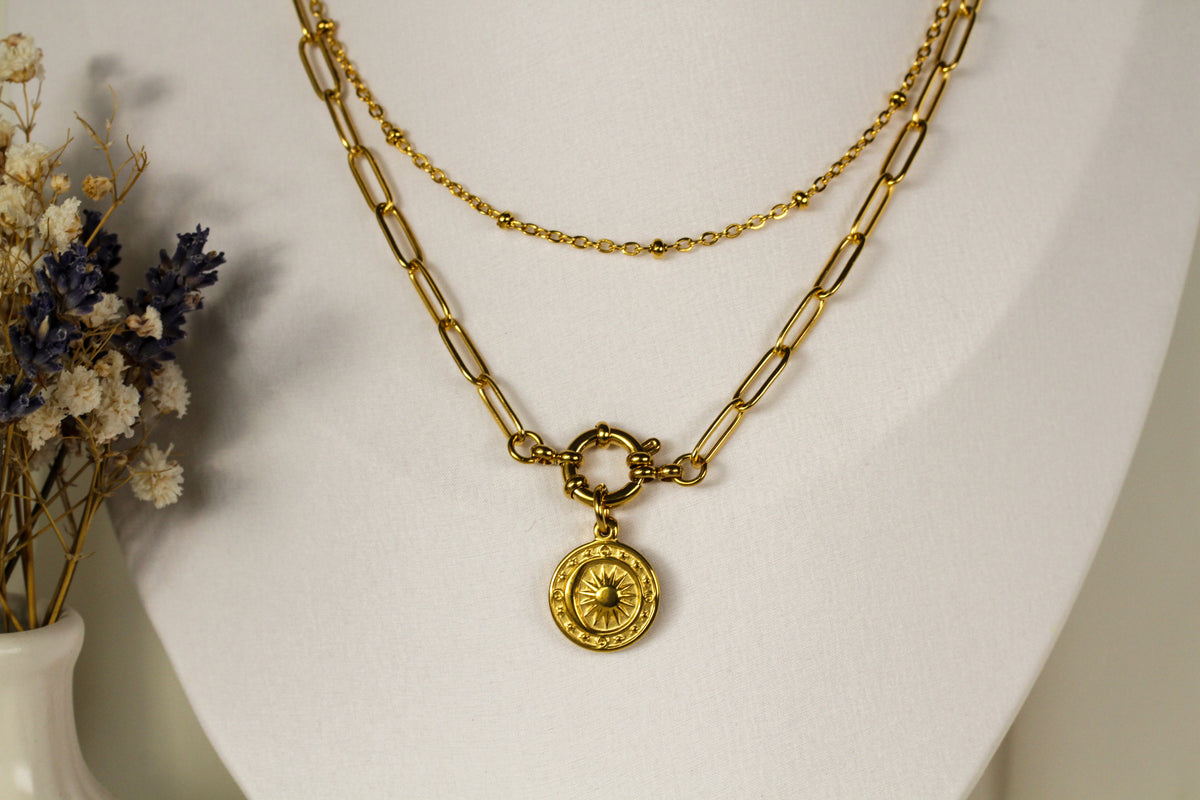 Solaris Medallion – Goldfarbene Halskette mit Sonnenmedaillon