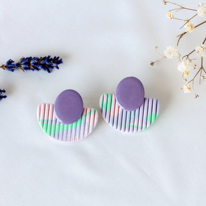 Iris Aura – Lavendelfarbene Ohrstecker mit Fächer-Jacket