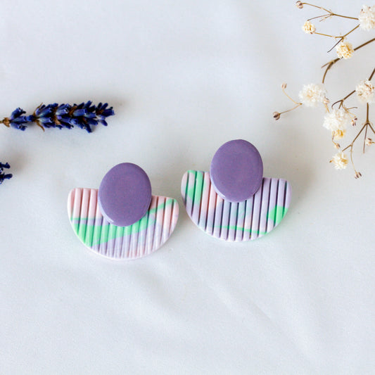 Iris Aura – Lavendelfarbene Ohrstecker mit Fächer-Jacket
