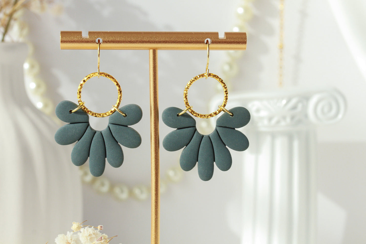 Marlen Florals – Matte Blüten-Ohrringe mit Goldring