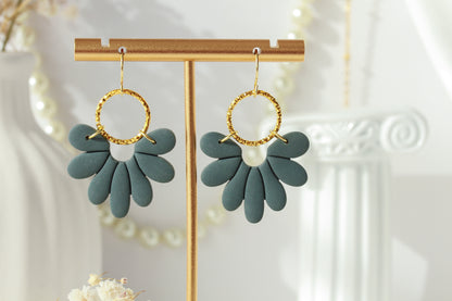 Marlen Florals – Matte Blüten-Ohrringe mit Goldring
