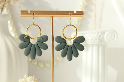 Marlen Florals – Matte Blüten-Ohrringe mit Goldring