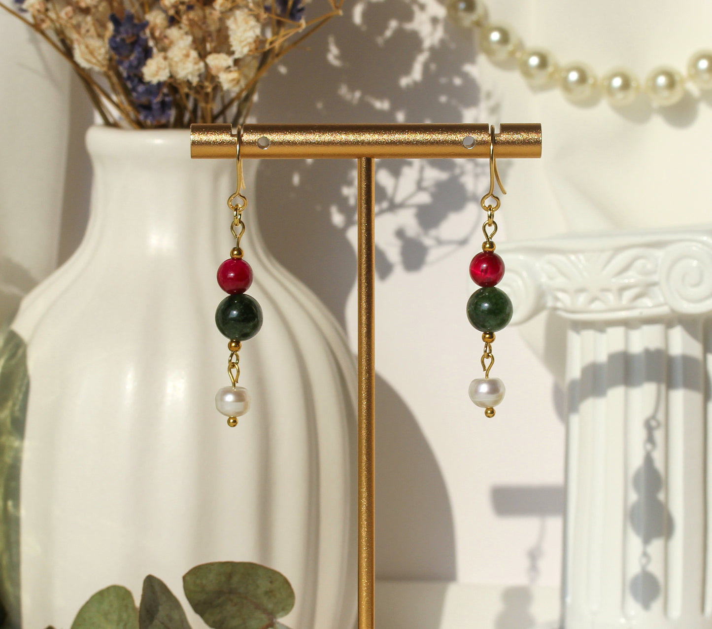 Forest Berry – Ohrringe in Beerenrot, Dunkelgrün und Perlweiß