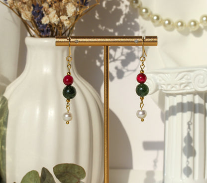 Forest Berry – Ohrringe in Beerenrot, Dunkelgrün und Perlweiß