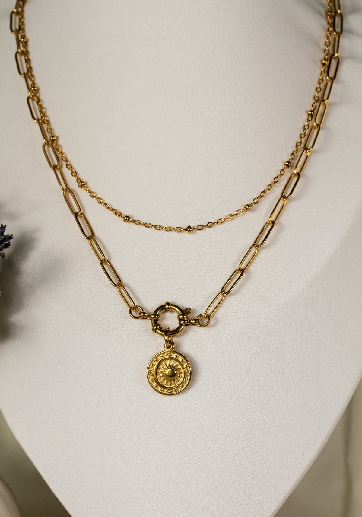 Solaris Medallion – Goldfarbene Halskette mit Sonnenmedaillon
