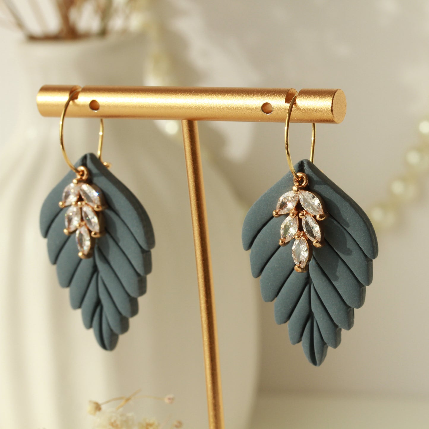 Dewlight Leaf – Matte Blatt-Ohrringe mit Kristallakzent