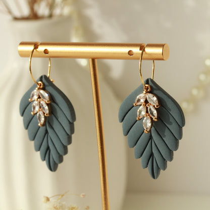 Dewlight Leaf – Matte Blatt-Ohrringe mit Kristallakzent