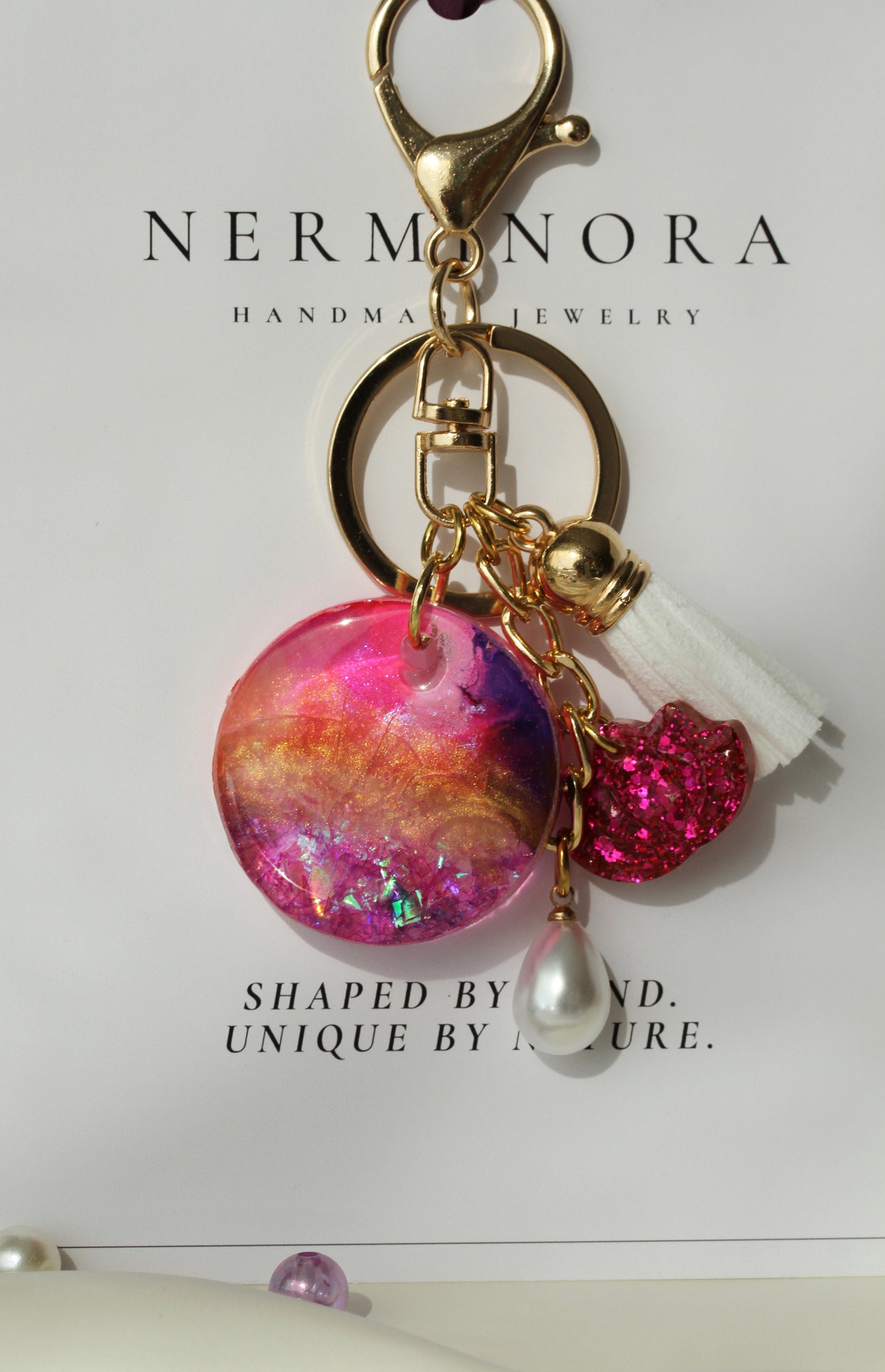 Hemera – Schlüsselanhänger & Bag Charm in Pink und Gold mit Resin-Anhänger