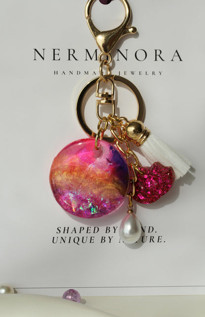 Hemera – Schlüsselanhänger & Bag Charm in Pink und Gold mit Resin-Anhänger