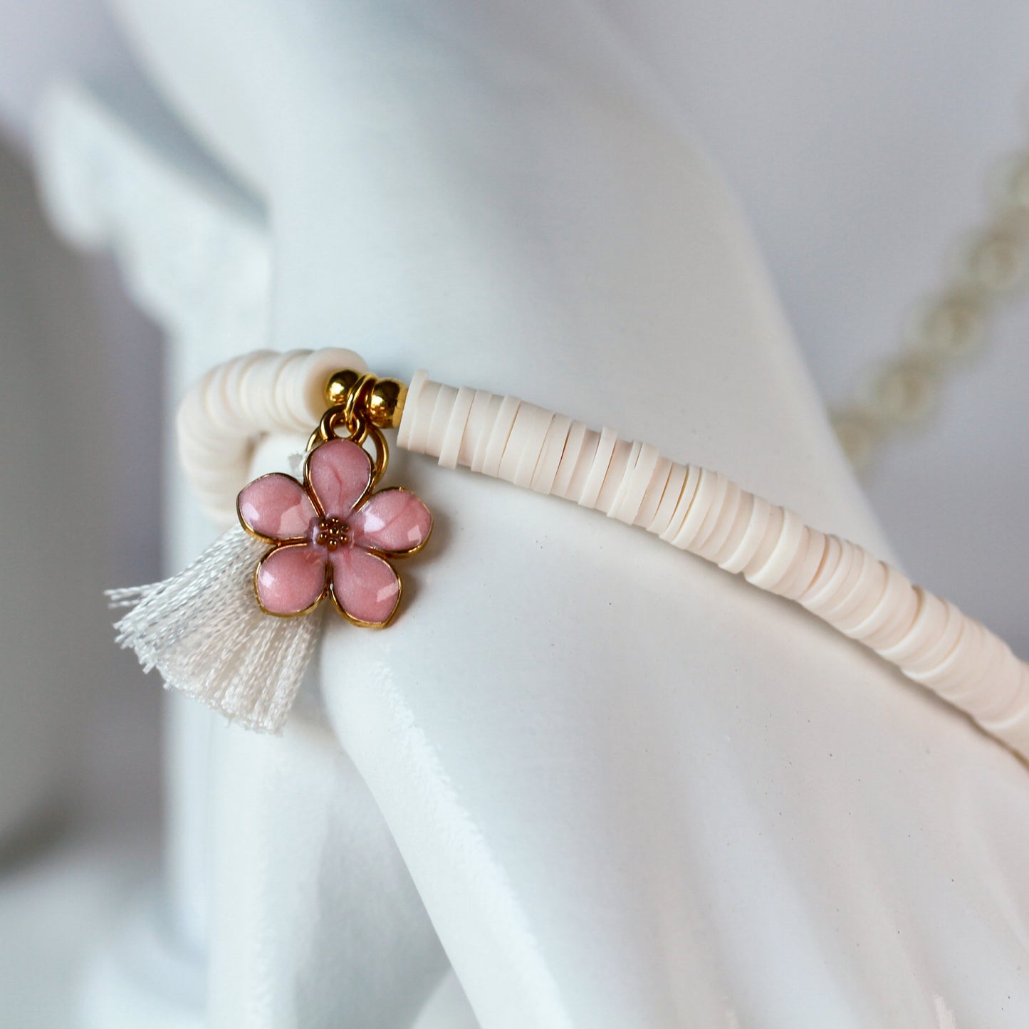 Sakura Blush – Weißes Katsuki-Armband mit Blüten-Anhänger