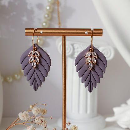 Dewlight Leaf – Matte Blatt-Ohrringe mit Kristallakzent