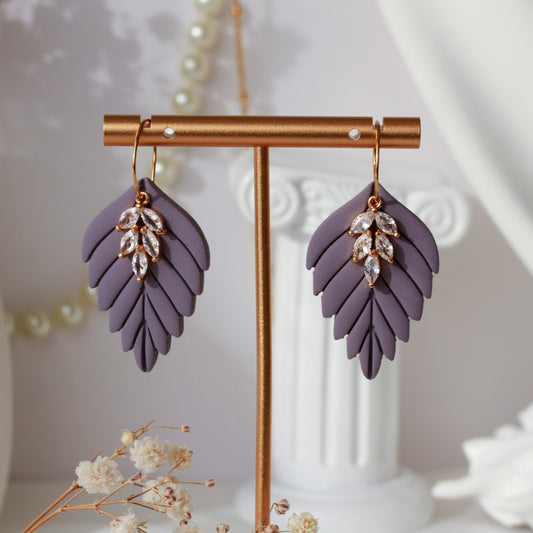 Dewlight Leaf – Matte Blatt-Ohrringe mit Kristallakzent