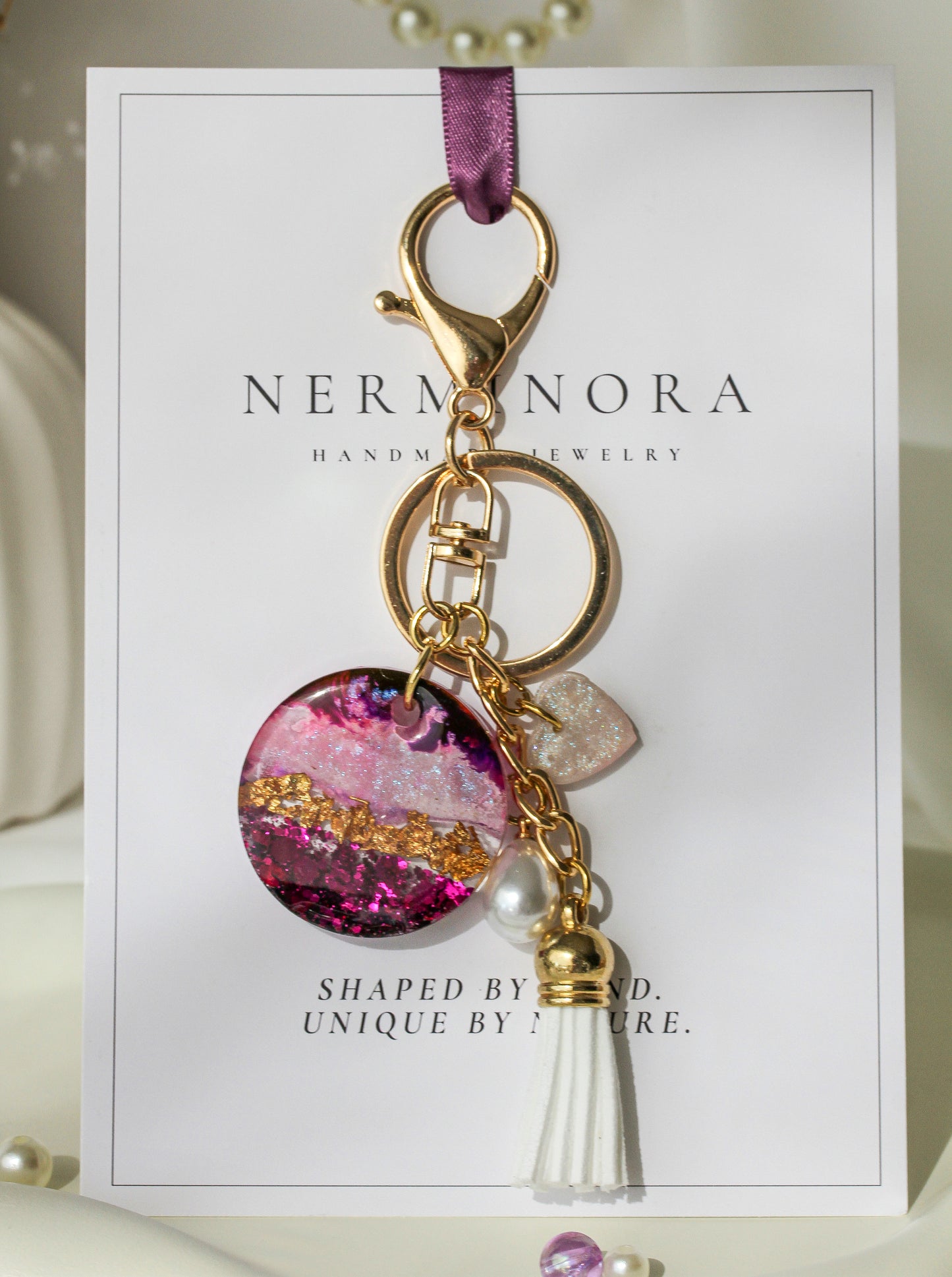 Asteria – Schlüsselanhänger & Bag Charm in Magenta und Gold mit Resin-Anhänger