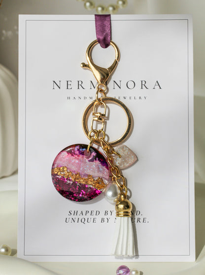 Asteria – Schlüsselanhänger & Bag Charm in Magenta und Gold mit Resin-Anhänger