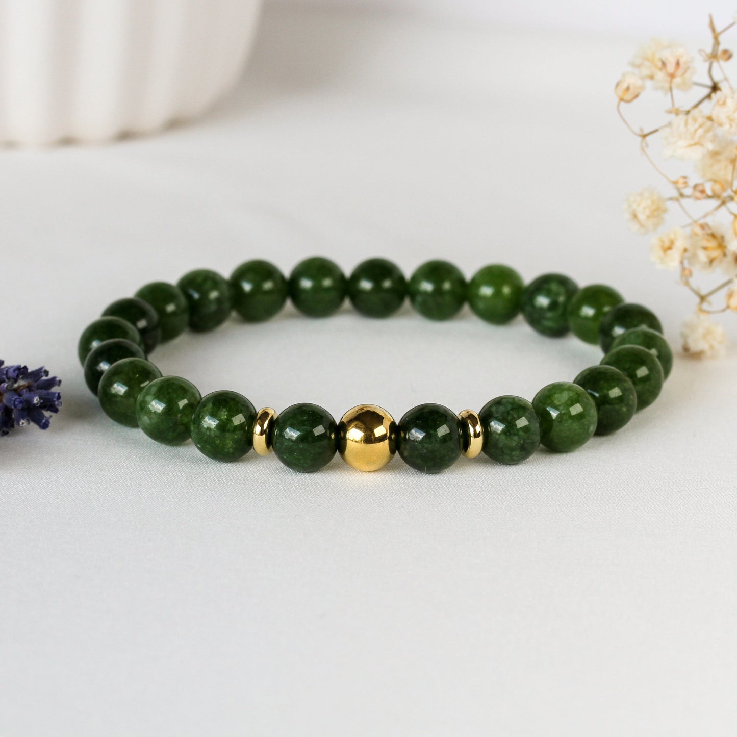 Verdora – Grünes Natursteinarmband mit Goldakzent