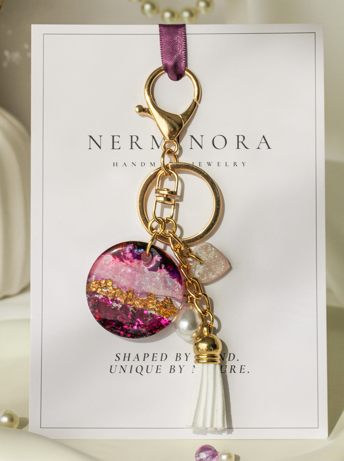 Asteria – Schlüsselanhänger & Bag Charm in Magenta und Gold mit Resin-Anhänger