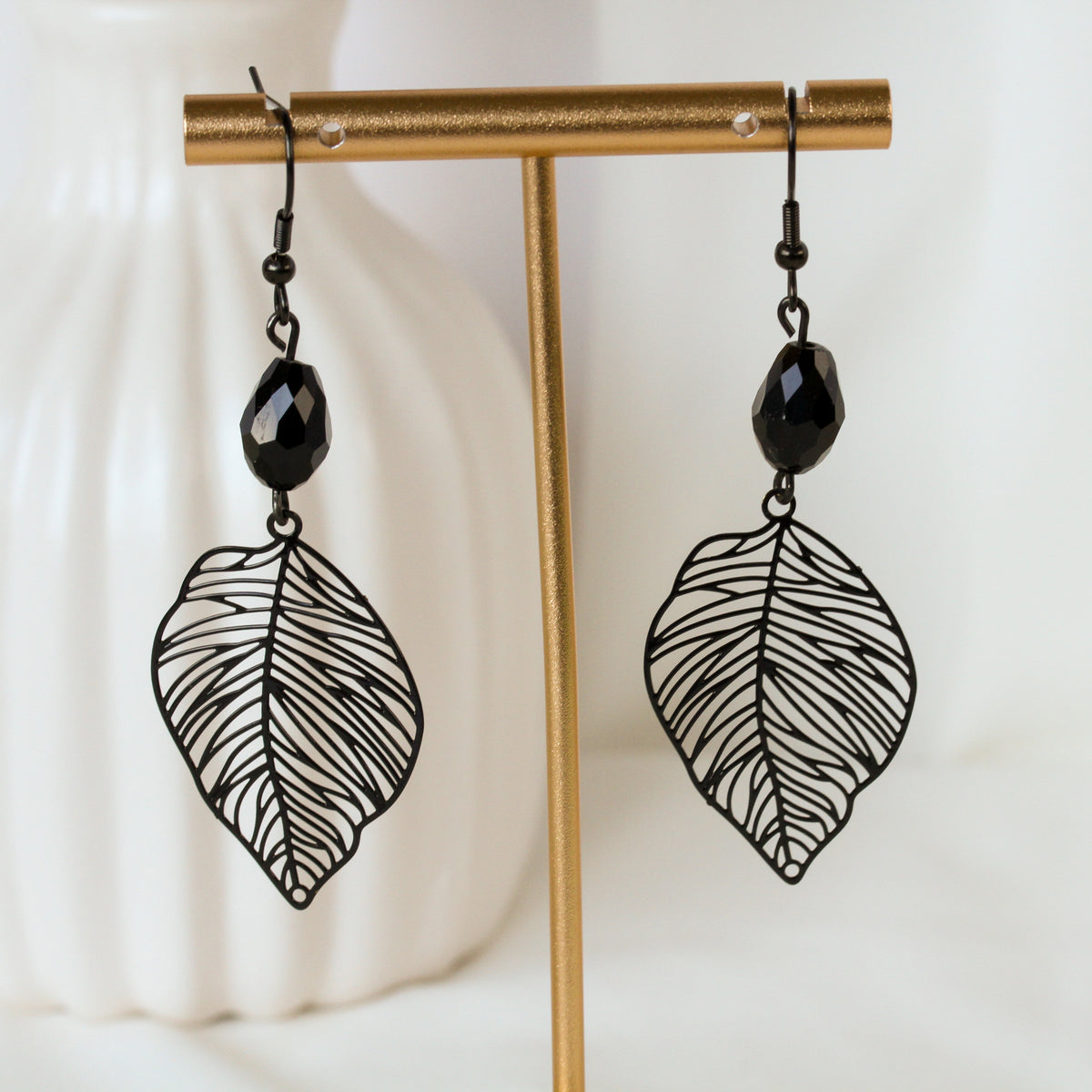 Nox Aveline – Schwarze Blatt-Ohrringe mit facettierter Perle