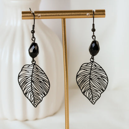 Nox Aveline – Schwarze Blatt-Ohrringe mit facettierter Perle