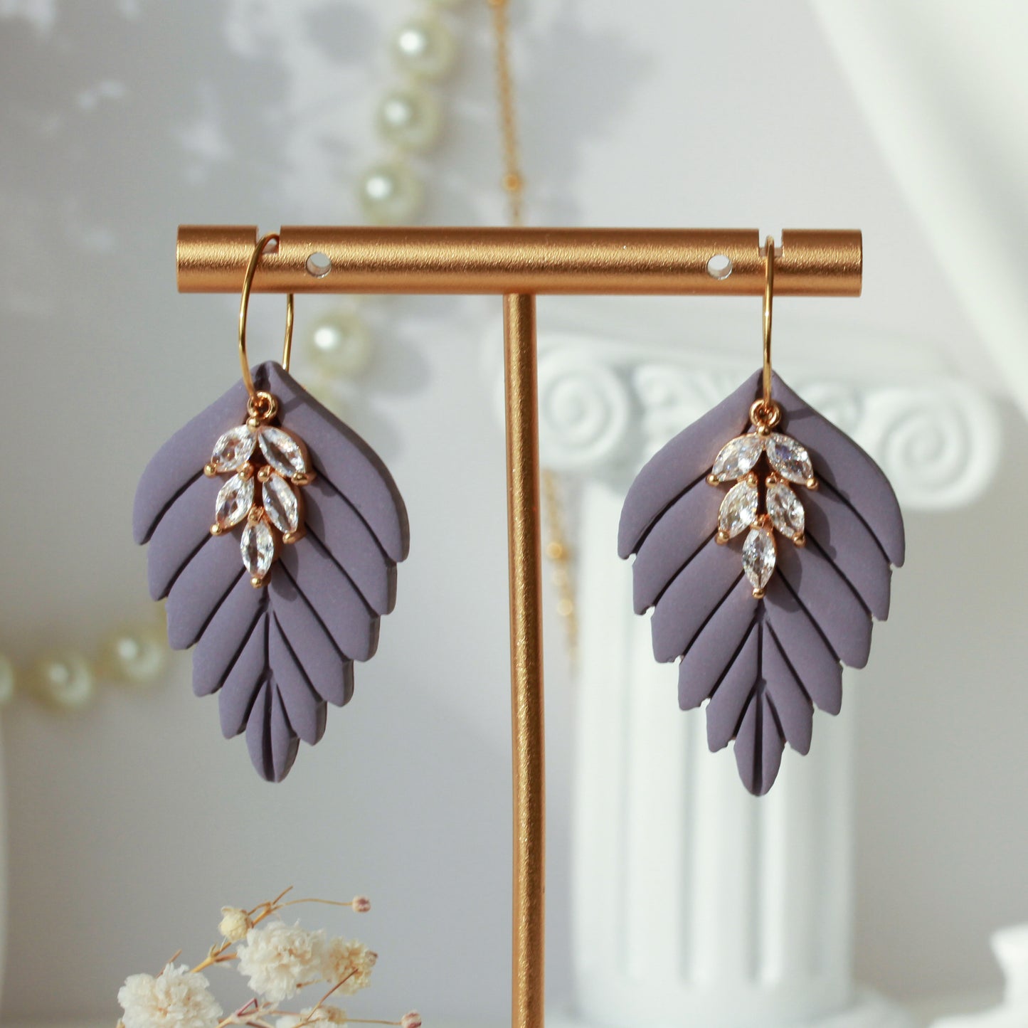 Dewlight Leaf – Matte Blatt-Ohrringe mit Kristallakzent
