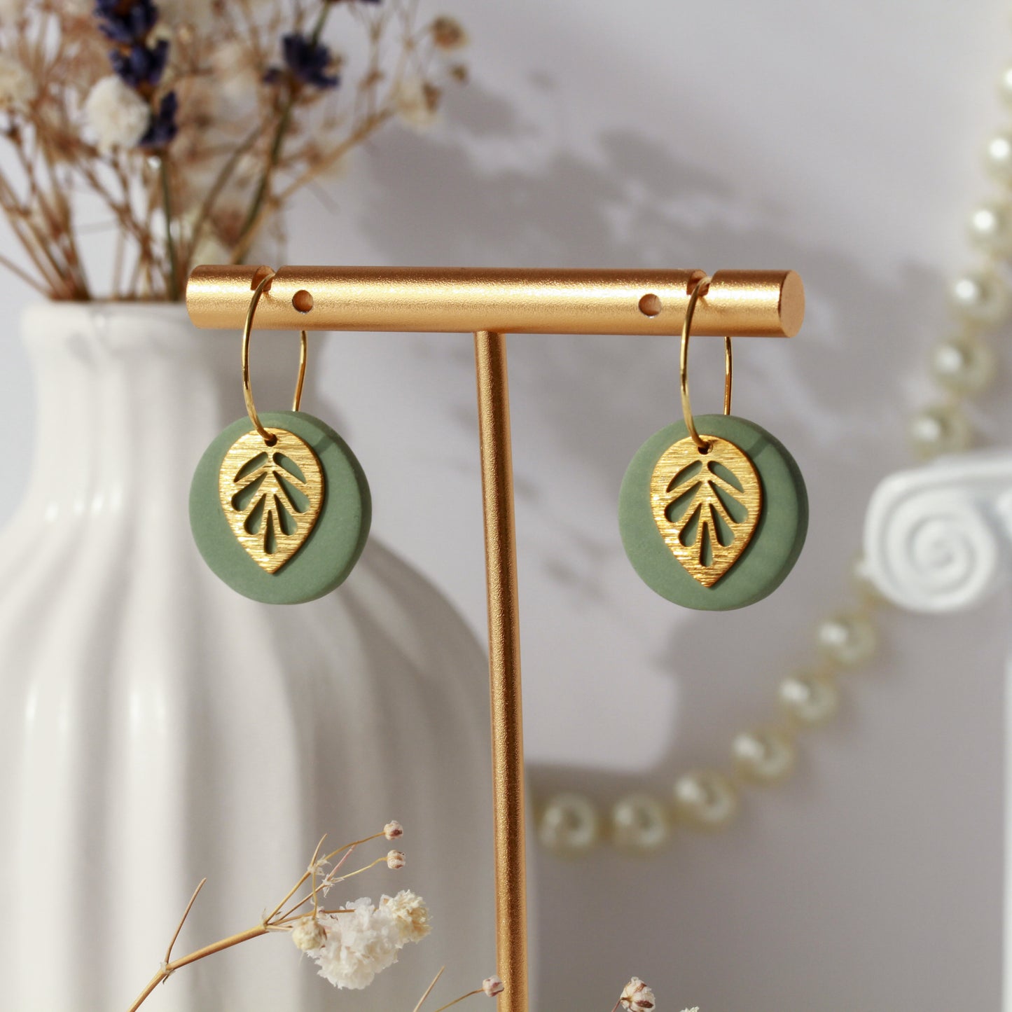 Marlen Goldleaf – Runde Ohrringe mit goldenem Blatt