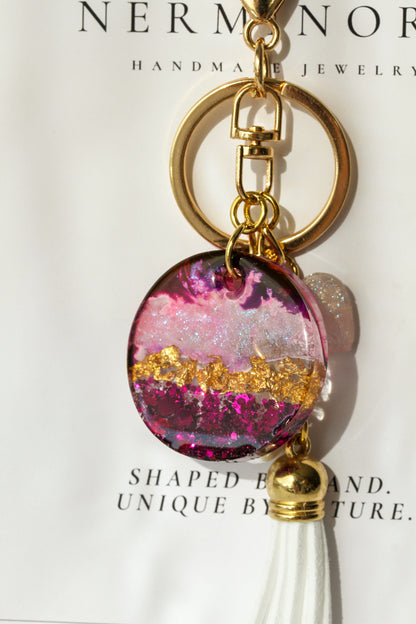 Asteria – Schlüsselanhänger & Bag Charm in Magenta und Gold mit Resin-Anhänger