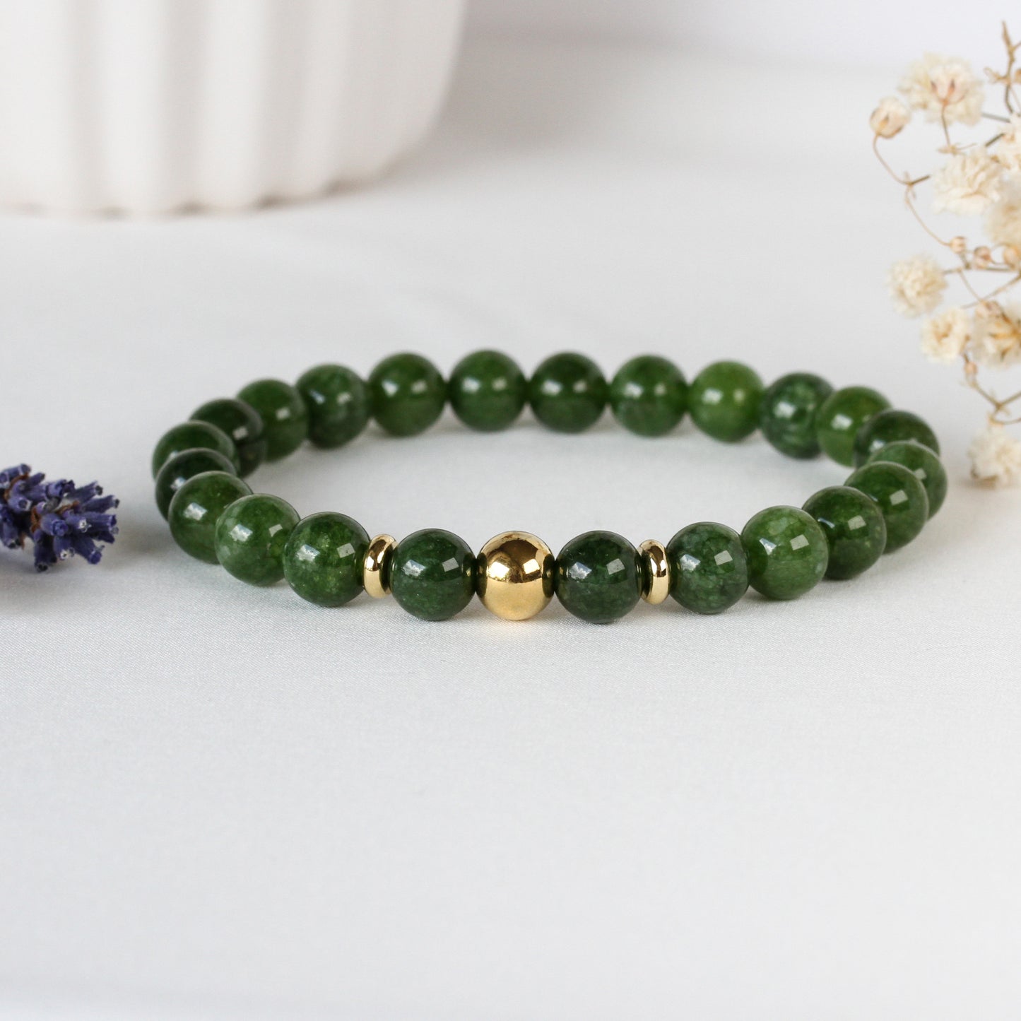 Verdora – Grünes Natursteinarmband mit Goldakzent
