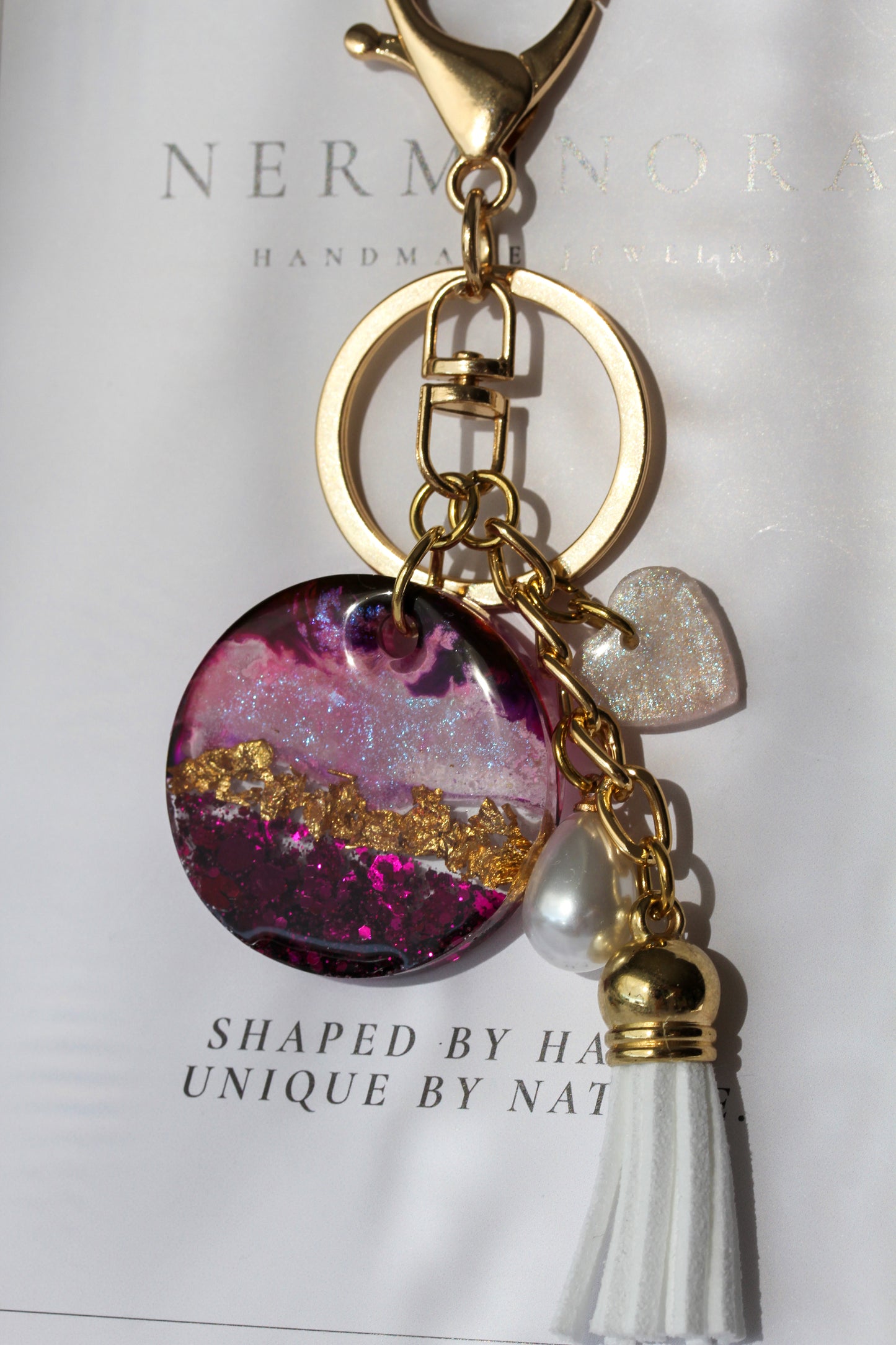 Asteria – Schlüsselanhänger & Bag Charm in Magenta und Gold mit Resin-Anhänger
