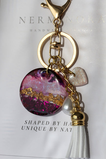 Asteria – Schlüsselanhänger & Bag Charm in Magenta und Gold mit Resin-Anhänger