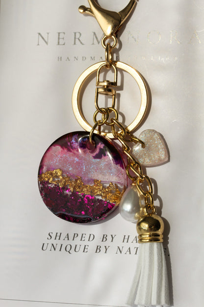 Asteria – Schlüsselanhänger & Bag Charm in Magenta und Gold mit Resin-Anhänger