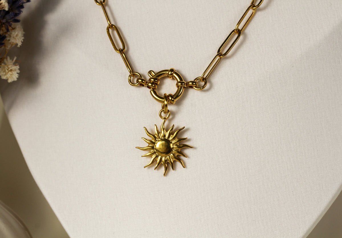 Solaris – Goldfarbene Halskette mit Sonnenanhänger