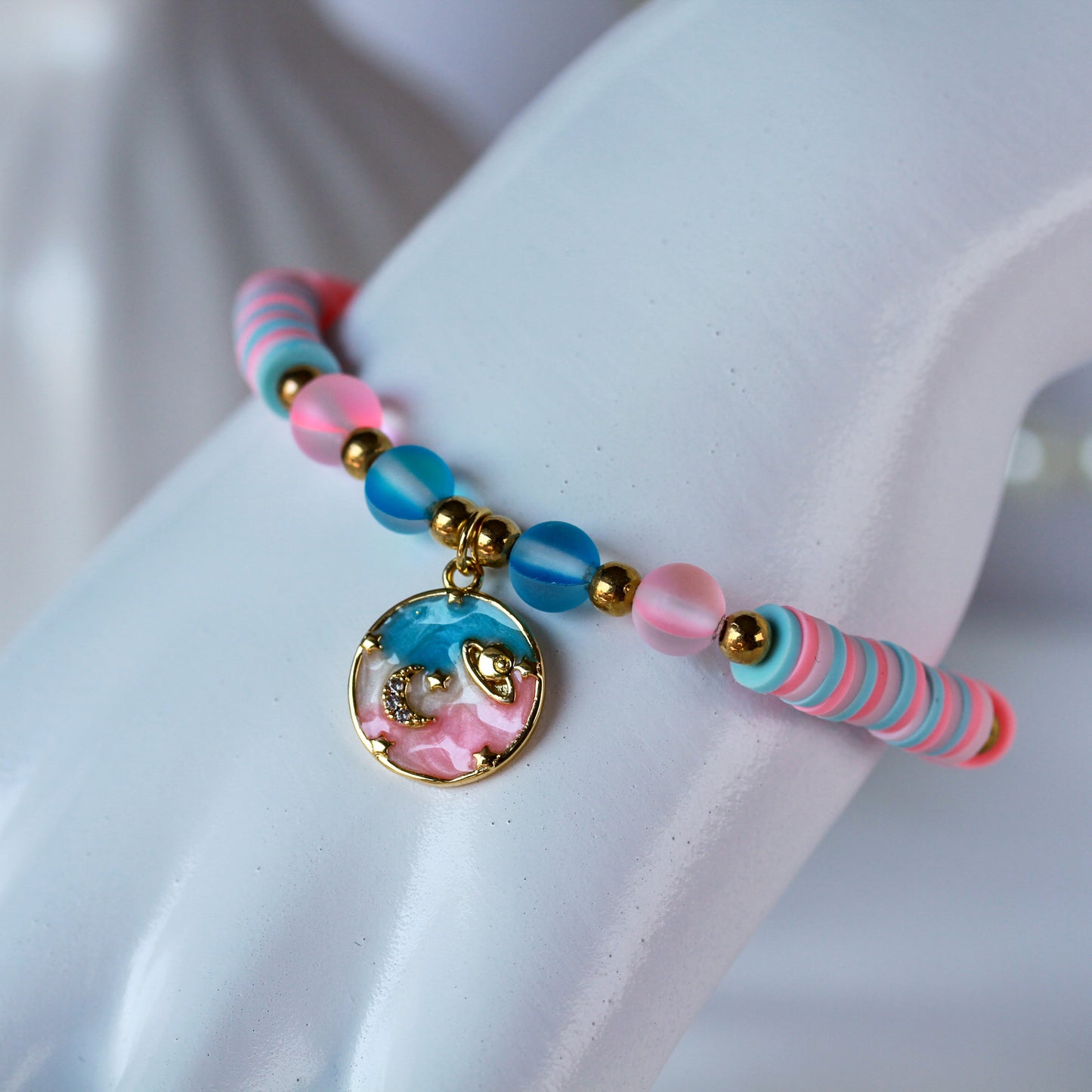 Soft Horizon – Buntes Katsuki-Armband mit Mond-und-Sterne-Anhänger