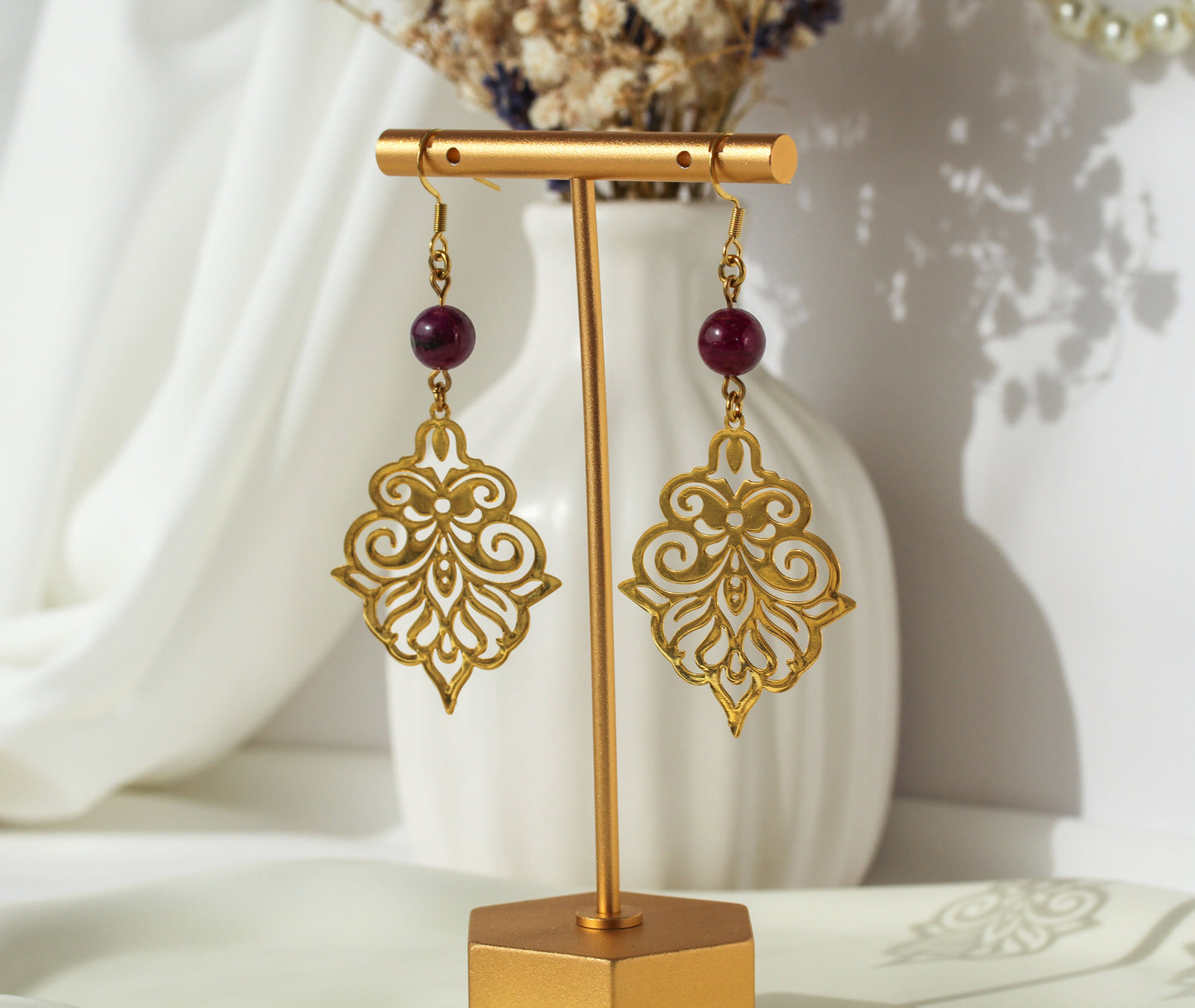 Ianthe Amethyst – Goldfarbene Ornament-Ohrringe mit Amethyst